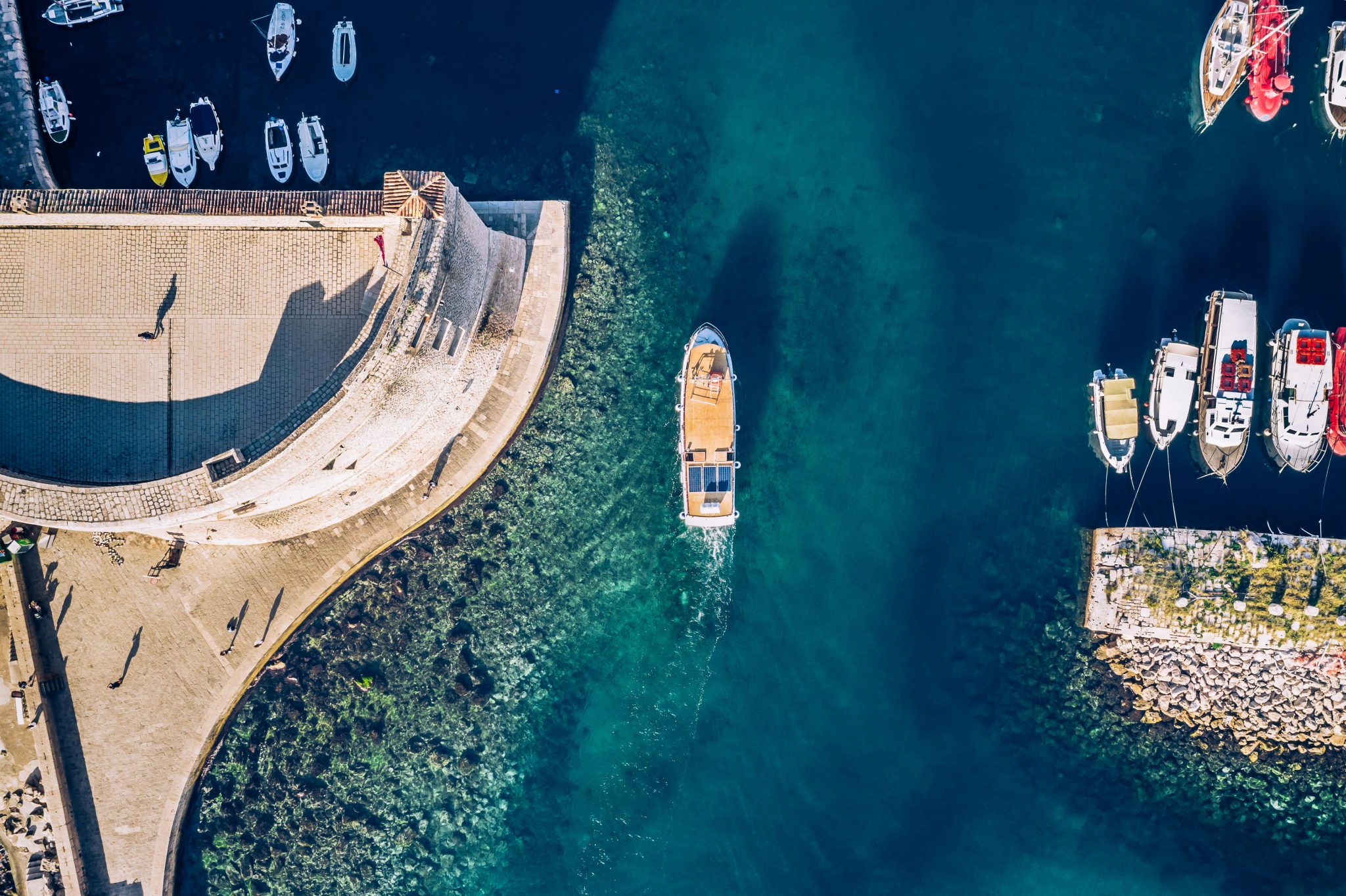 Naslovna slika mora s brodom za blog Turistički prijevodi s okusom ljeta